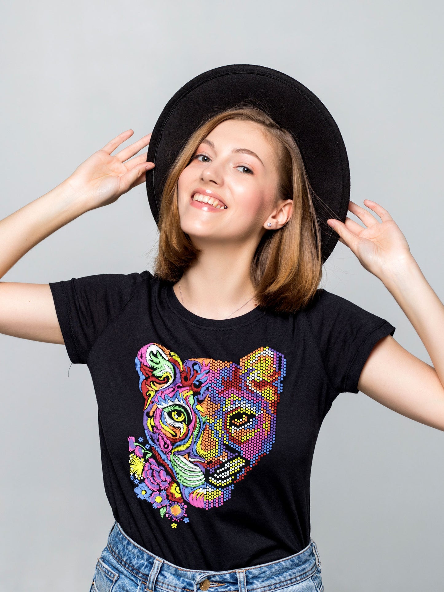 Jeune Lionne T-Shirt (unisexe)